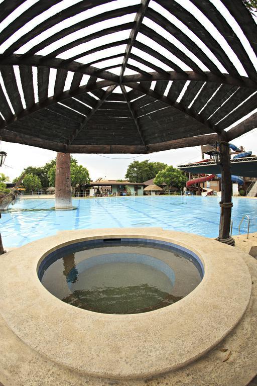 Caribbean Water Park And Resotel Bacolod Exterior foto