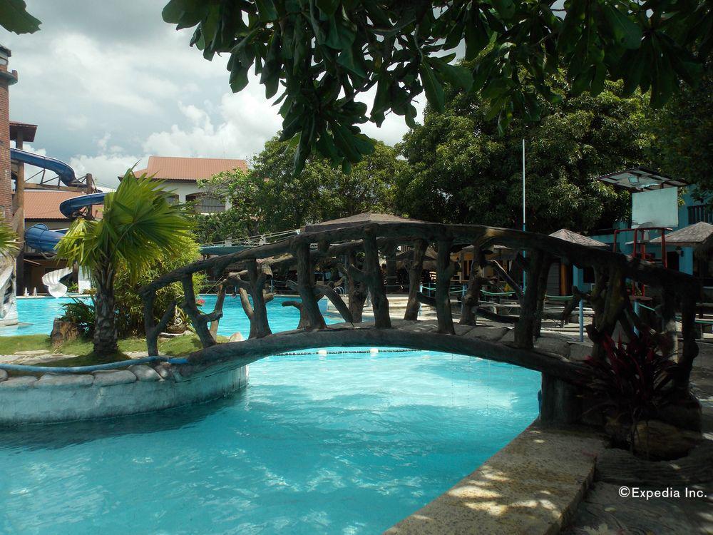 Caribbean Water Park And Resotel Bacolod Exterior foto